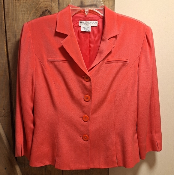 A Maggy London petites 100% silk pant suit in a 12" waist, 18" PTP, 20.5" length - Picture 2 of 12